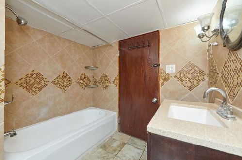 6635 Campbell Ave, Chicago IL 60645-5018 exterior