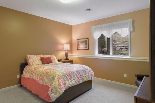 1676 Isabella Pkwy, Chaska MN 55318-3214 exterior