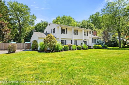 86 Heights Ter, Middletown, NJ 07748-3423