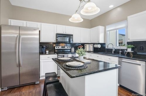 823 Cyn Crk Dr, Holly MI 48442-1560 exterior