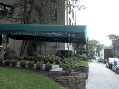372 Highland Ave, Pittsburgh PA  15206-4273 exterior