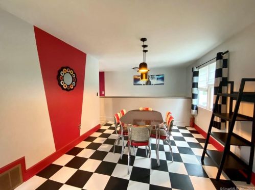 3 Oliver Rd, Enfield CT 06082-5512 exterior