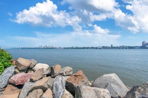 1055 River Rd, Edgewater NJ  07020-1364 exterior