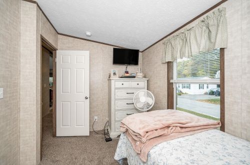 41 B St, Seabrook NH 03874-6228 exterior