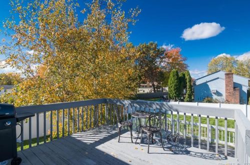 40 Foxcroft Rd, Enfield CT 06082-2431 exterior