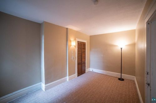 221 15 Ave, Duluth MN 55805-2332 exterior