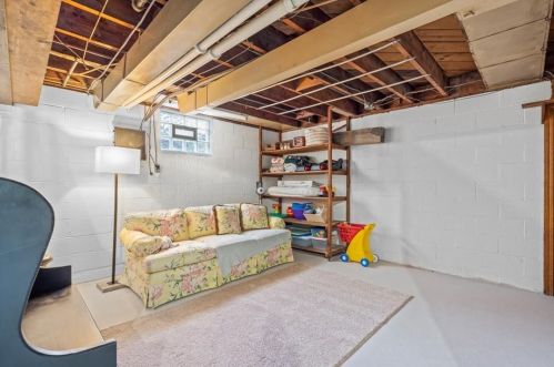 1572 Crestview Dr, Pittsburgh PA 15237-1507 exterior