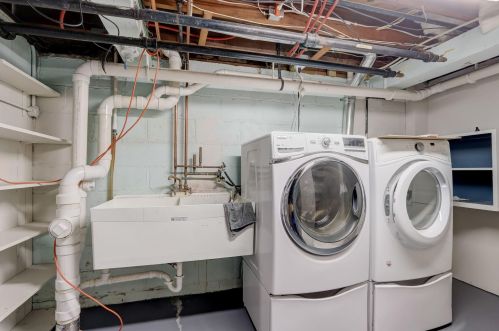 725 Lk Vw Ave, Milwaukee WI 53217-4857 exterior