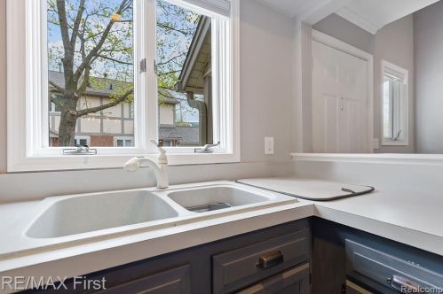 101 Walnut Blvd, Rochester MI 48307-2051 exterior