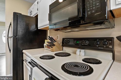 32 Constitution Ct, Littlestown PA 17340-1527 exterior