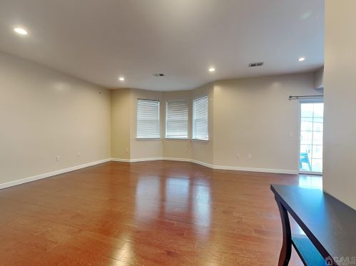 347 Pond Ln, Piscataway NJ  08854-7400 exterior