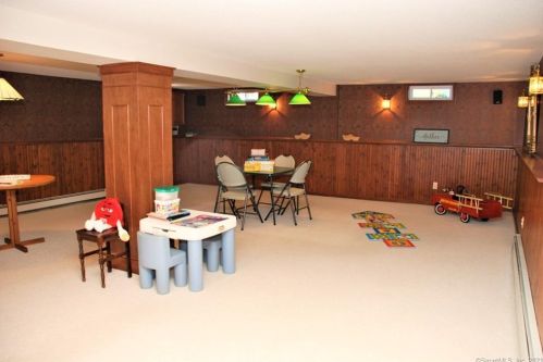 6 Buchanan Rd, Enfield CT 06082-5327 exterior