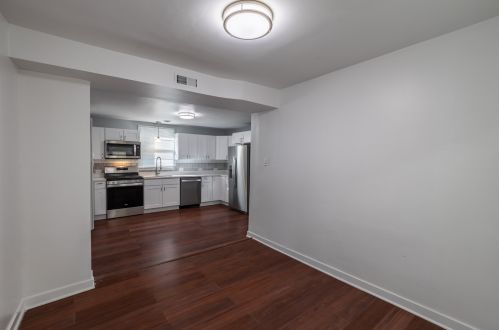 8542 Oglesby Ave, Chicago IL 60617-5251 exterior