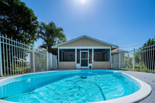 2410 Summit St, Fort Pierce FL  34984-5067 exterior