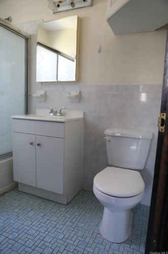 3217 Gunther Ave, Bronx NY 10466-2037 exterior