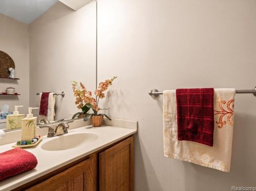 759 Kirts Blvd, Troy MI 48084-4844 exterior