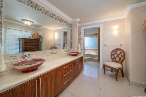 5201 Kuaiwi Pl, Honolulu HI 96821-1560 exterior