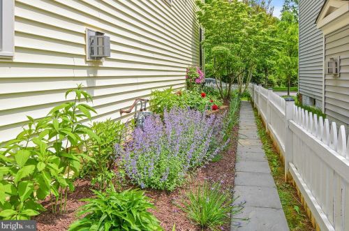 213 Creek Valley Ln, Rockville MD  20850-5603 exterior