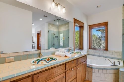 610 Crystal Crk Dr, Austin TX 78746-4728 exterior