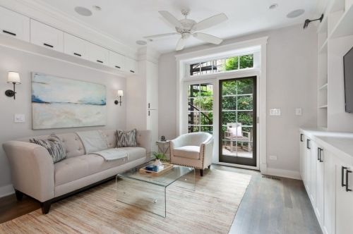 61 Elm St, Chicago IL 60610-2434 exterior