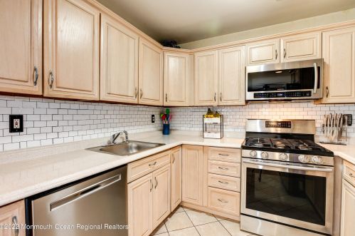 200 Kentucky Way, East Freehold NJ 07728-4656 exterior