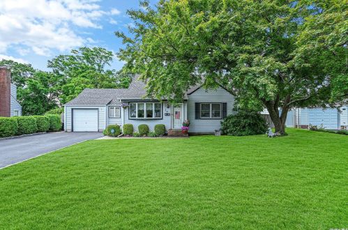 144 Foster Blvd, Babylon, NY 11702-1517