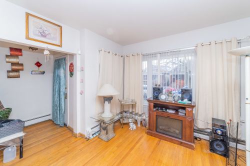 6048 Artesian Ave, Chicago IL 60659-2831 exterior