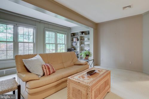 8909 Linton Ln, Alexandria VA 22308-2438 exterior