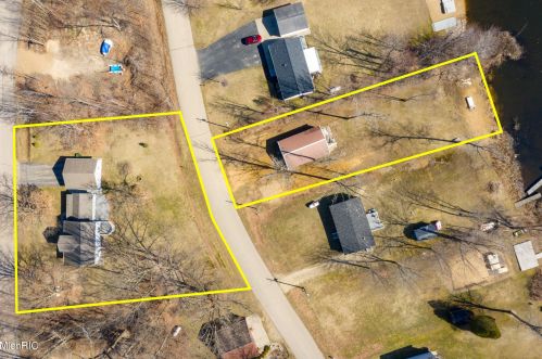 45551 Peninsula Dr, Grand Junction MI 49056-9462 exterior