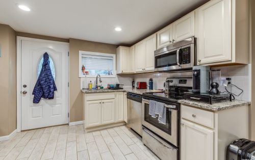 6 Cedar Crest Dr, Huntington Station NY  11746-6652 exterior