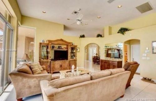 8192 Desmond Dr, Boynton Beach FL 33472-5014 exterior