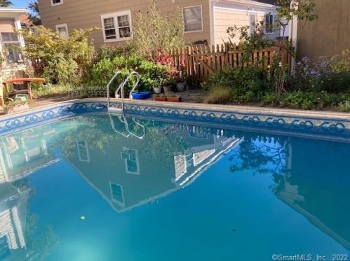 31 Ohio Ave, Norwalk CT 06851-2724 exterior