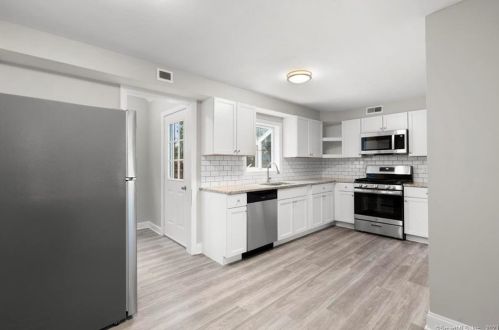 48 Clintonville Rd, North Haven CT 06473-2817 exterior