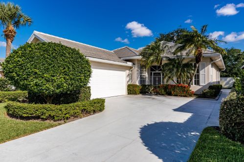 320 Bentley Cir, Fort Pierce FL 34986-2475 exterior