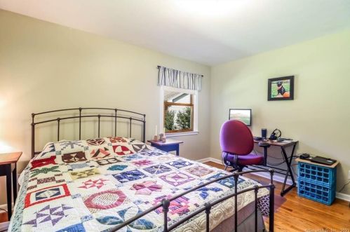 1 Cullens Hl Rd, Derby CT exterior