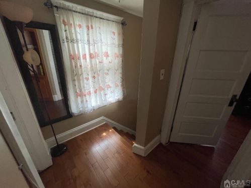 4 Columbus Ave, Edison NJ 08817-5240 exterior