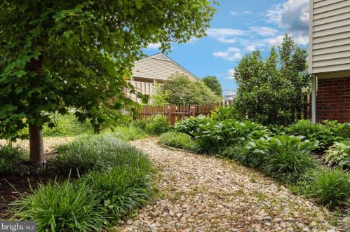 9208 Frst Hvn Dr, Alexandria VA 22309-3216 exterior