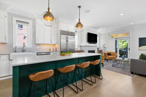 1923 Wellington Ave, Chicago IL 60618-7821 exterior