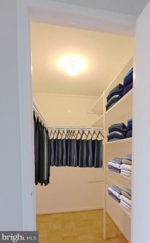 10201 Grosvenor Pl, Rockville MD  20852-4600 exterior