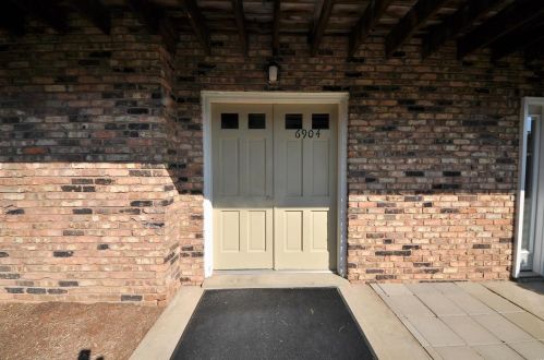 6904 Colonial Woods Dr, Saint Louis, MO 63129-1041