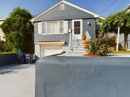 74 Yorkshire St, Providence, RI 02908-1723