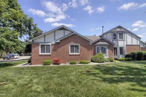15326 Roxbury Cir, Macomb Township, MI 48044-3865
