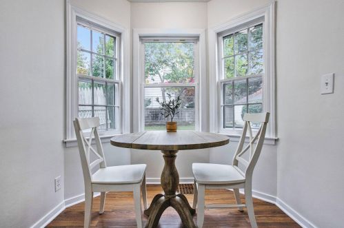 884 Hollywood St, Grand Rapids MI 49505-3812 exterior