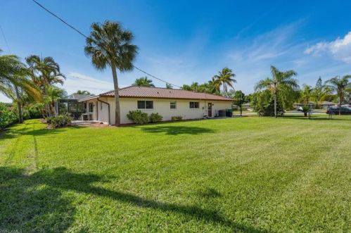 160 Madison Dr, Naples FL 34110-1323 exterior