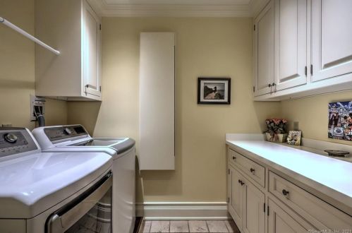 20 Governors Ave, Milford CT 06460-3439 exterior