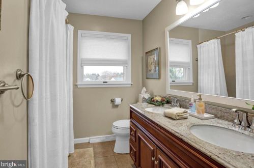 2447 Ellendale Dr, Lancaster PA 17602-1422 exterior