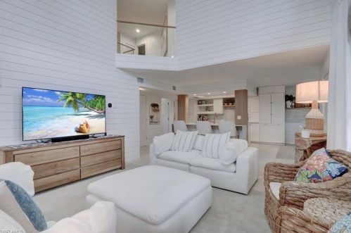 505 Club Side Dr, Naples, FL 34110-6016