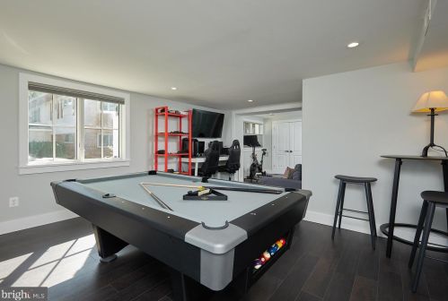 6825 Old Chesterbrook Rd, Mc Lean VA 22101-4408 exterior