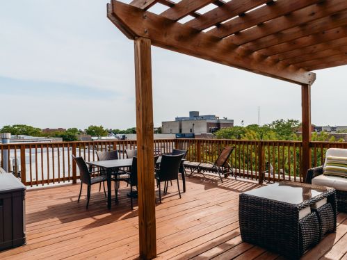 2154 Roscoe St, Chicago IL 60618-6975 exterior