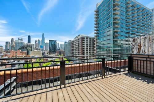 520 Huron St, Chicago IL  60654-3432 exterior